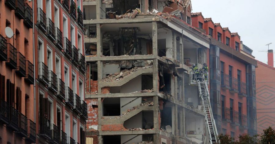 Feuerwehrleute arbeiten nach der schweren Explosion an dem beschädigten Gebäude in Madrids Toledo Straße.