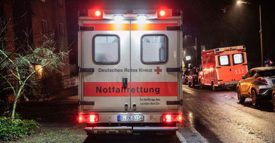 Mehrere Rettungswagen kümmern sich nach dem Brand in Berlin-Kladow um die Bewohner des Pflegeheims.