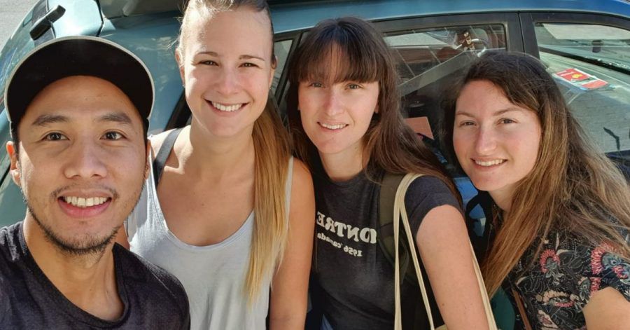 Miguel Fuentes (l-r) von den Philippinen und die Holländerin Nikki de Weerd stehen neben ihren «adoptierten Backpackern» Alice und Claire.