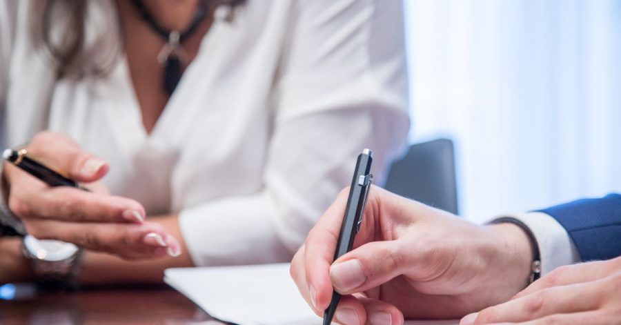 Erfolgreicher im Job sein, ein paar Kilos verlieren und den Traumpartner finden. Viele Menschen und fragen sich, wie sie ihr Leben verbessern können. Nicht selten geraten sie in die Hände von Lebensberatern.