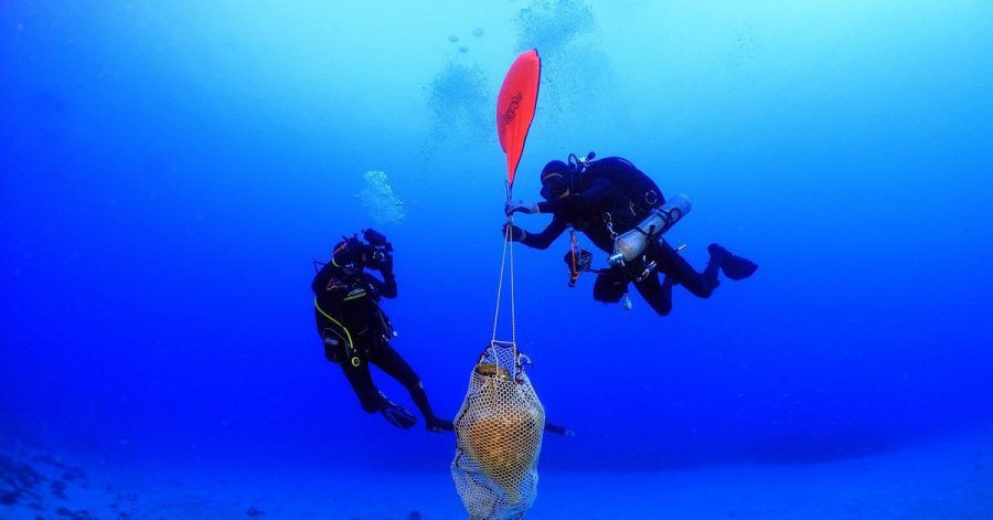 Griechische Archäologen bergen vor der kleinen Insel Kasos Amphoren und andere Keramik-Gegenstände aus dem Wrack eines untergegangenen Frachters aus der römischen Zeit.