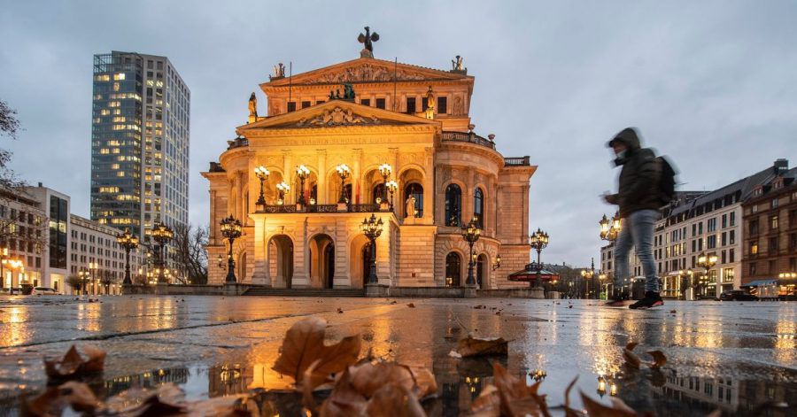 Der fats menschenleere Platz vor der Alten Oper in Frankfurt am Main.