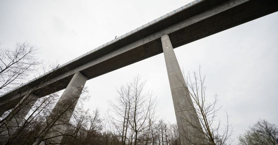 Die Teißtal-Brücke mit der ICE-Strecke (vorne). Nach Angaben der Polizei wurden im März 2020 an der Trasse Schienenschrauben auf einer Länge von 80 Metern entfernt.