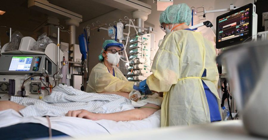 Ein Patient in Baden-Württemberg ist nach einer zweiten Corona-Infektion gestorben.
