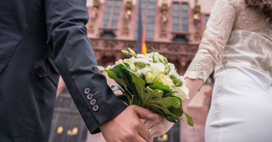 Vielen Paaren hat das Coronavirus einen Strich durch die Hochzeitsplanung gemacht.