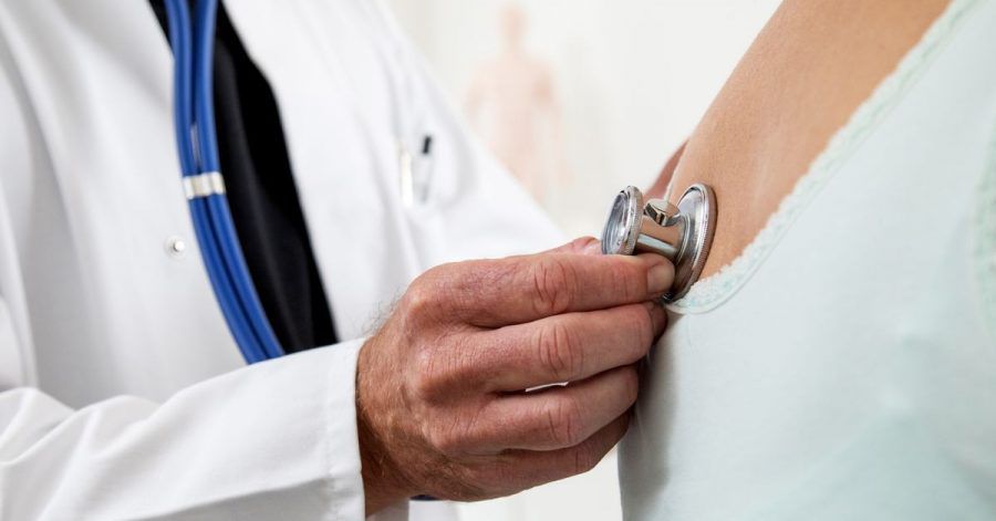Vor dem Wiedereinstieg ins Training nach Covid-19 sollte man gesundheitliche Risiken bei einem ärztlichen Check abklären lassen.