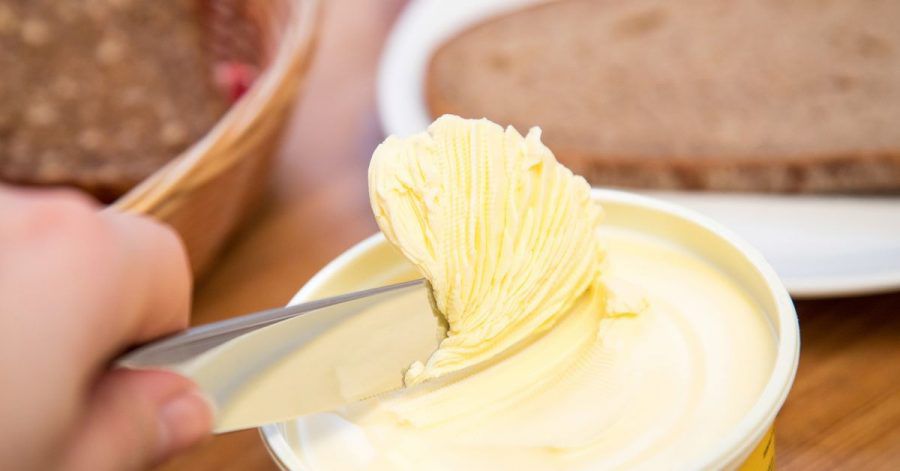 Bei Pflanzenmargarine ist ein Anteil von bis zu drei Prozent Milchfett erlaubt. Soll die Margarine ganz ohne tierische Zutaten sein, muss sie das Vegan-Logo tragen.