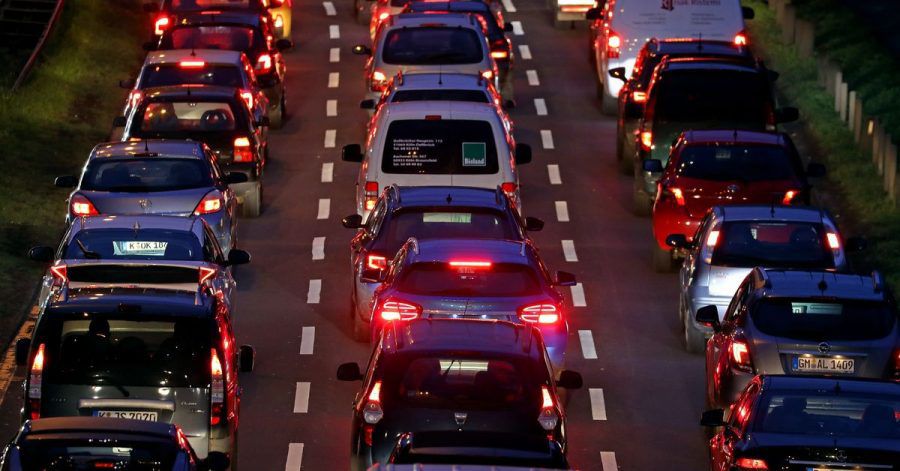 So wie hier in Köln vor einem Jahr sieht es nur noch selten im Berufsverkehr aus. In der Corona-Pandemie sinkt die Mobilität in Deutschland.