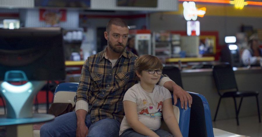 Eddie (Justin Timberlake) kümmert sich um den kleinen Sam (Ryder Allen), dessen Mutter verschwunden ist.