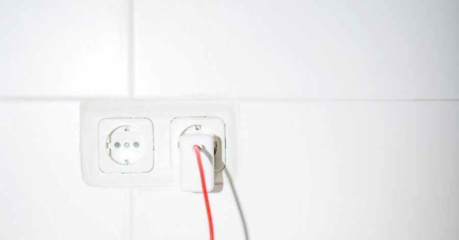 Breiter Einsatz: Wer schon ein Netzteil mit USB-C-Buchse für ein Android-Gerät besitzt, kann dies auch einfach fürs iPhone 12 benutzen.