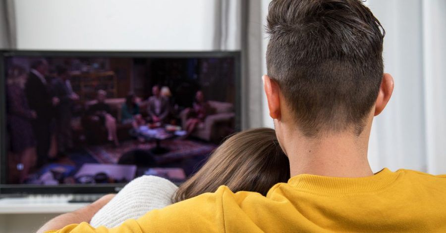 Freizeit als Fernsehzeit: Im Corona-Jahr 2020 haben viele Menschen ein neues, großes TV-Gerät gekauft.