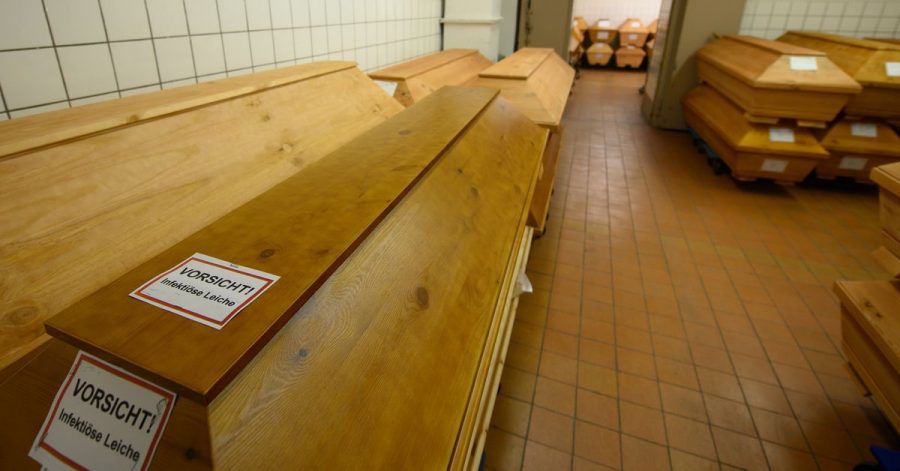«Vorsicht infektiöse Leiche» steht auf einem Sarg. Mehr als 50.000 Menschen sind an Corona gestorben.
