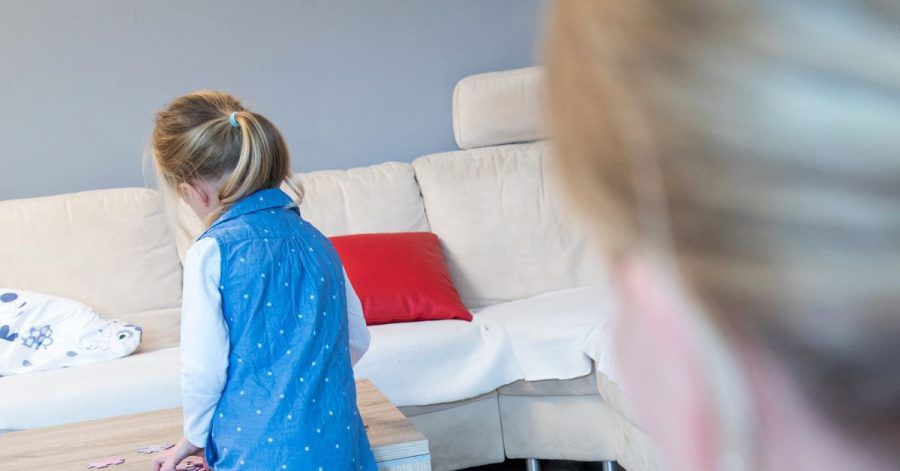 Sind Eltern mit Corona infiziert, heißt es Abstand von anderen Familienmitgliedern halten. Das ist vor allem bei jüngeren Kindern gar nicht so einfach.