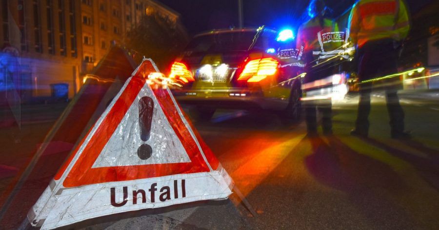Ein Polizeifahrzeug steht mit Blaulicht auf einer Straße in Freiburg.