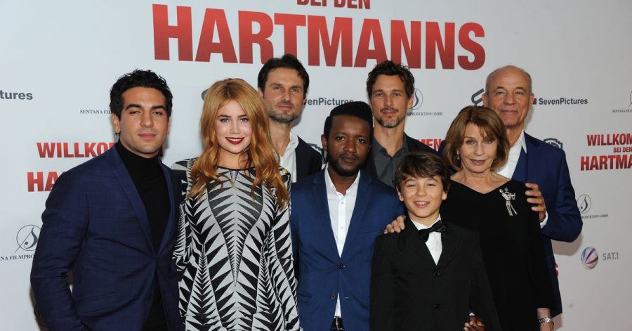 Elyas M'Barek (l-r), Palina Rojinski, Simon Verhoeven, Eric Kabongo, Florian David Fitz, Marinus Hohmann, Senta Berger und Heiner Lauterbach bei der Premiere von «Willkommen bei den Hartmanns» in München.