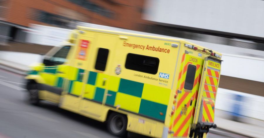Ein Krankenwagen kommt im Zentrum Londons vor einem Hospital an.