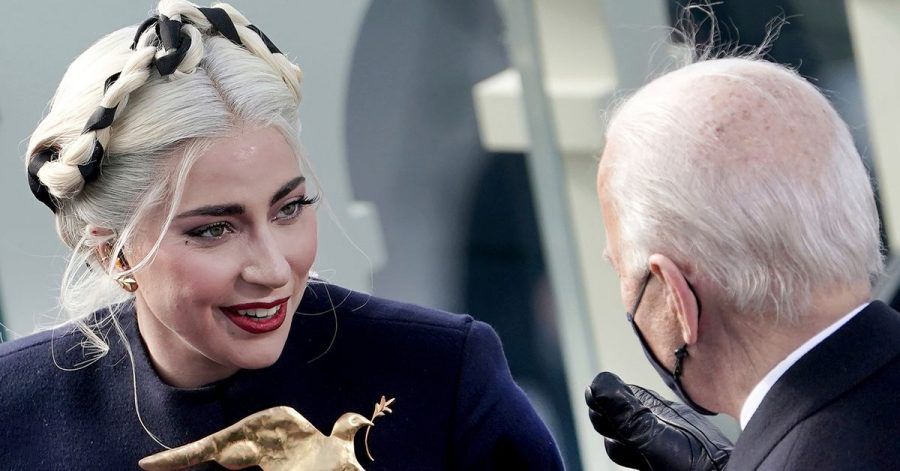 Lady Gaga mit goldener Friedenstaube bei der Amtseinführung von Joe Biden.