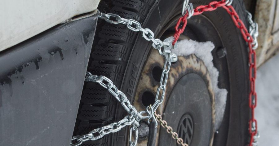 Sind die Verhältnisse so winterlich, dass selbst Winterreifen den Grip verlieren, geht es nur noch mit Schneeketten voran.
