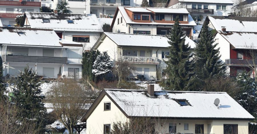 Schnee kann schwer auf dem Dach lasten. Hausbesitzer sollten sich gut vorbereiten und Schneefanggitter kontrollieren sowie Dachrinnen, Abläufe und Fallrohre von Laub befreien.