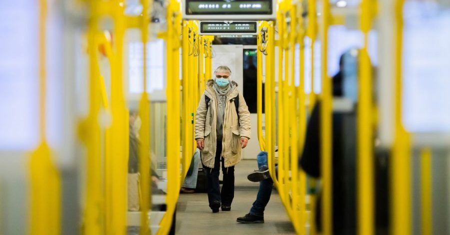 Einer Umfrage zufolge sehen viele Deutsche im öffentlichen Nahverkehr ein hohes Ansteckungsrisiko.