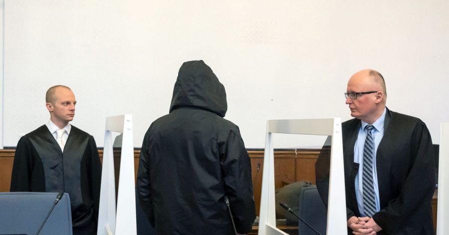 Der Angeklagte (M) spricht im Landgericht mit seinen Anwälten. Der 56-Jährige wurde für den Mord im Herbst 1993 schuldig gesprochen.