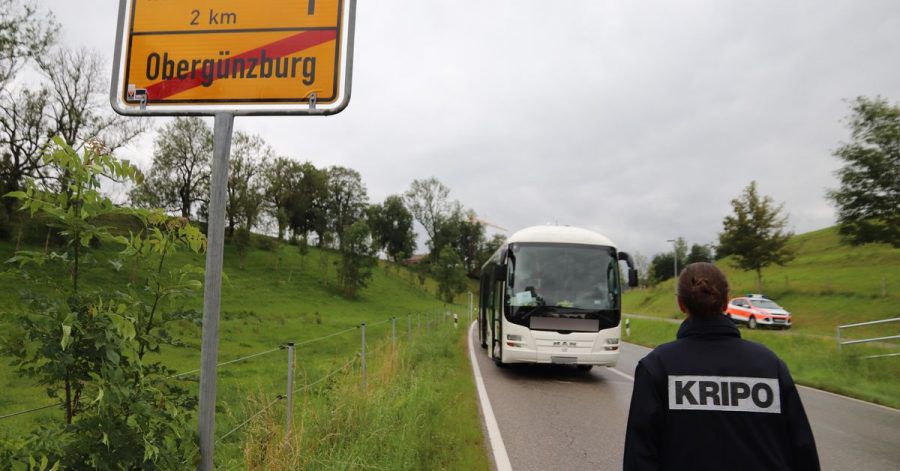 Vor den Augen anderer Passagiere hat ein Mann in einem Bus seine getrennt lebende Ehefrau erstochen.