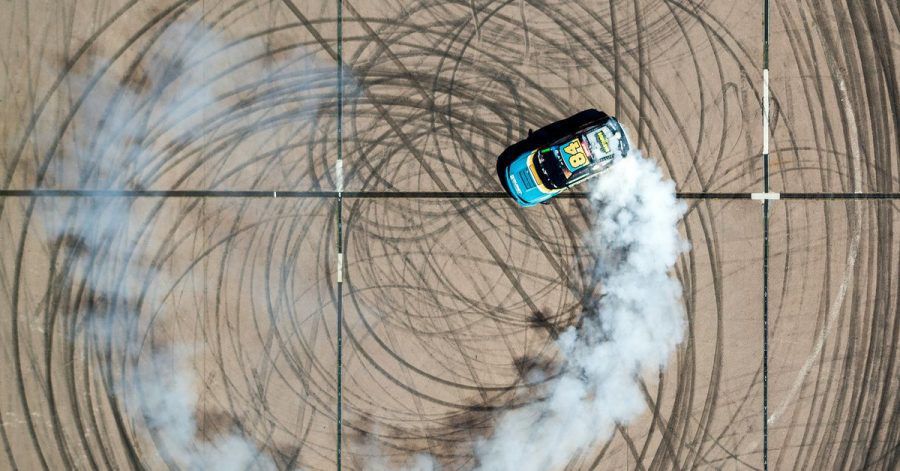 Max Heidrich, professioneller Driftfahrer, steuert im Rahmen einer Vorführung seinen Rennwagen durch die Baggerstadt Ferropolis in Sachsen-Anhalt.