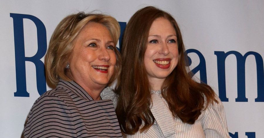 Hillary Clinton (l) und ihre Tochter Chelsea 2019 in New York.
