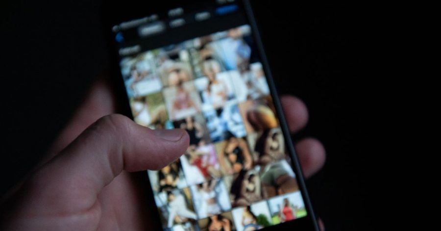Ein Mann schaut sich auf einem Smartphone pornografische Bilder an. Polizei und Staatsanwaltschaft sind mit einer bundesweiten Razzia gegen 65 Verdächtige vorgegangen, die kinderpornografische Inhalte besessen und verbreitet haben sollen.