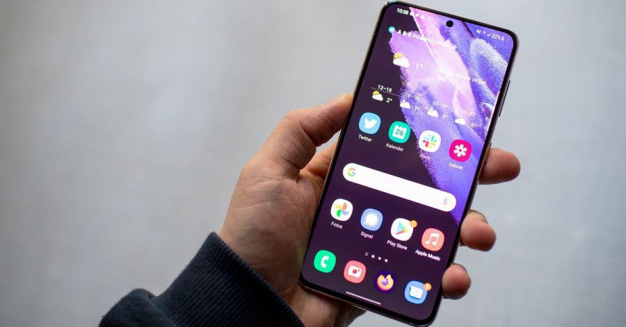 Großes Display, kleiner Rand, kleines Loch für die Kamera: Von vorne ähneln Samsungs Galaxy S21 vielen aktuellen Android-Smartphones.