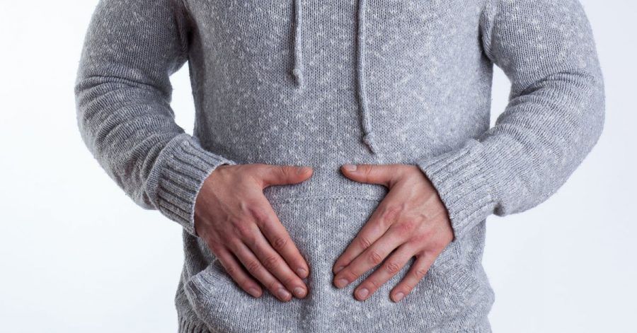 Ein geblähter Bauch und Völlegefühl können Anzeichen für eine Verstopfung sein.