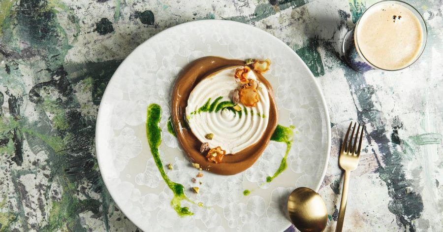 Das Dessert aus dem Restaurant Coda ist eine Kombination aus schwarzem Knoblauch und Petersilienwurzeleis. Durch die Karamellisierung entwickelt der Knoblauch Aromen in Richtung Kakao, Kaffee und Balsamico. Das Eis wird mit entsafteter Petersilienwurzel, Kokosmilch und Honig zubereitet.