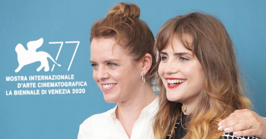 Julia von Heinz (l) und Mala Emde stellen ihren Film «Und morgen die ganze Welt» beim Filmfestival von Venedig vor.
