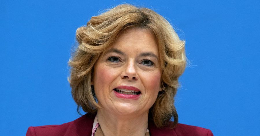 Landwirtschaftsministerin Julia Klöckner greift hin und wieder zum Lockenstab.
