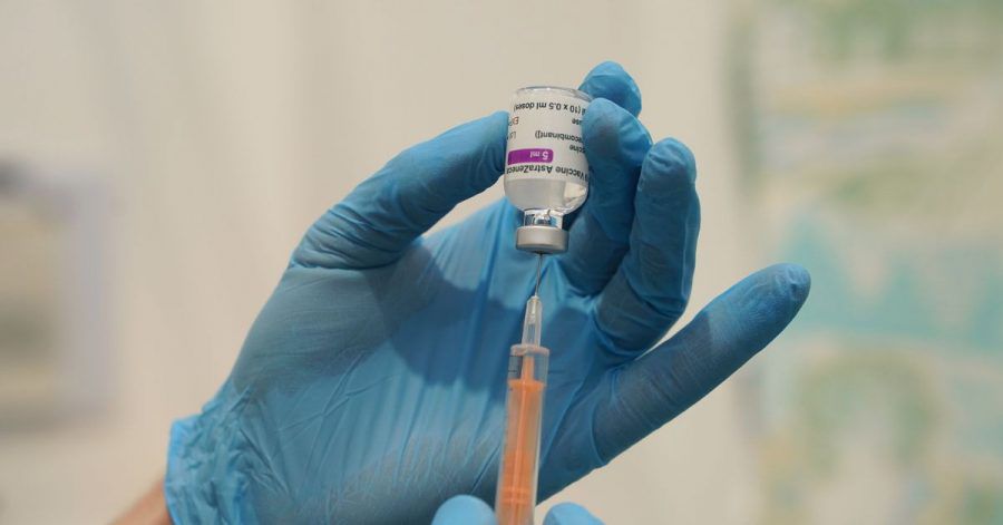 Medizinisches Personal befüllt in einem britischen Krankenhaus eine Spritze mit dem Corona-Impfstoff von Oxford/Astrazeneca.