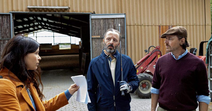Lisa (Anna Fischer) hat Handzettel von der unbekannten Toten gemacht und befragt auch Paul Geller (Robert Schupp, M.) und Jörg Waibel (Thomas Schmauser).