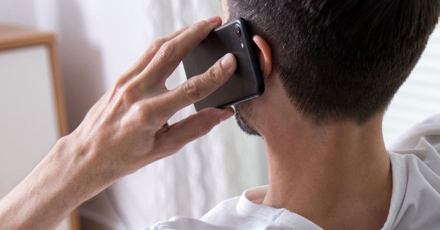 Wer am Telefon aufgefordert wird, Fremdsoftware auf Computer, Tablet oder Smartphone zu installieren, sollte das nicht tun, warnen Verbraucherschützer.
