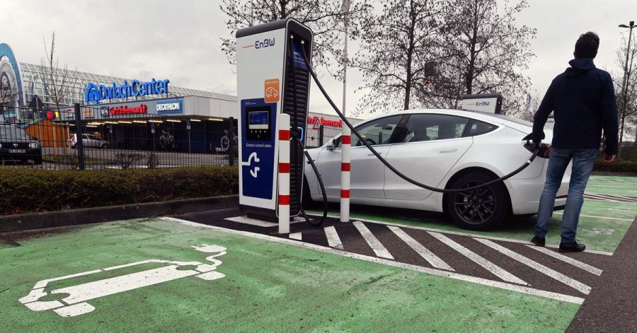 In einem Schnellladepark für E-Autos des Energiekonzerns EnBW am Durlach Center, einem Einkaufszentrum, sollen sechs Ladesäulen mit je zwei Ladepunkten eine Leistung von bis zu 300 Kilowatt liefern.