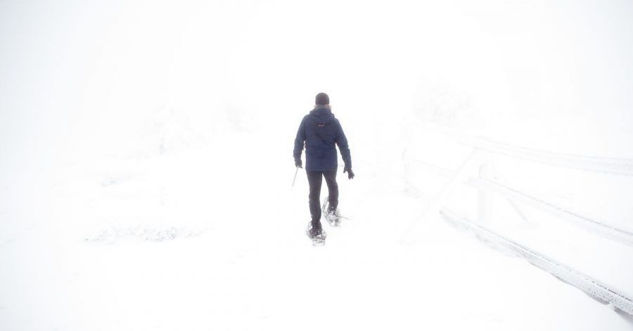 Mit Schneeschuhen ist für Wanderer überall dort ein Durchkommen, wo man mit normalen Schuhen längst eingesunken wäre.