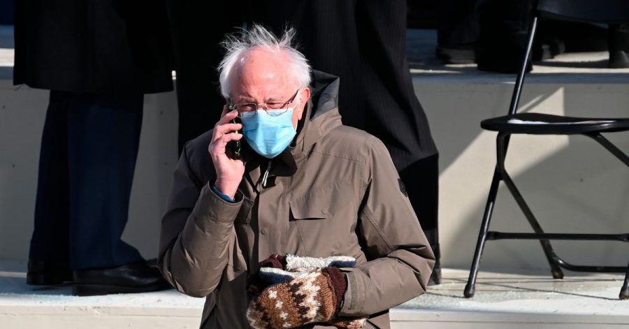 Bernie Sanders sorgte bei der feierlichen Amtseinführung des neuen US-Präsidenten Joe Biden mit seinem Look für viel Aufsehen.