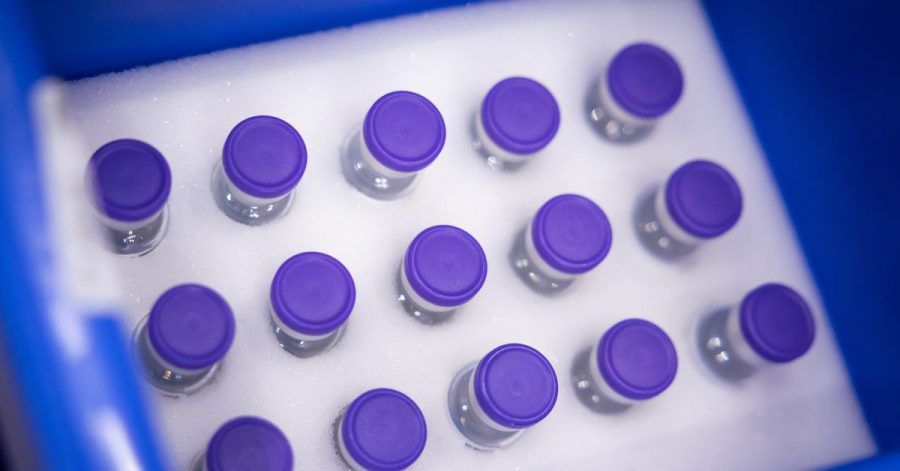 Kleine Fläschchen, die den Impfstoff gegen das Corona-Virus SARS-CoV-2 von BioNTech/Pfizer enthalten, sind in einer Kiste im Kühlschrank im Hamburger Impfzentrum zu sehen.
