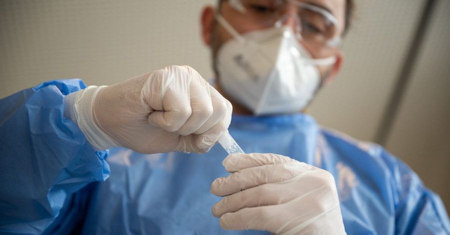 Ein Soldat führt in einem Pflege- und Altenheim in Stuttgart einen Corona-Schnelltest durch.