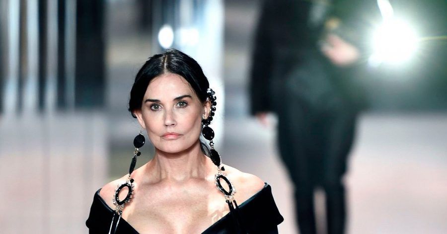 Demi Moore hat sich bei der Pariser Fashion Week einen Jugendtraum erfüllt.