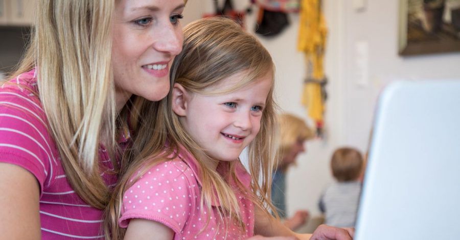 Kinder können oft nicht einschätzen, welche Daten sie im Netz von sich preisgeben. Eltern müssen deshalb helfen.