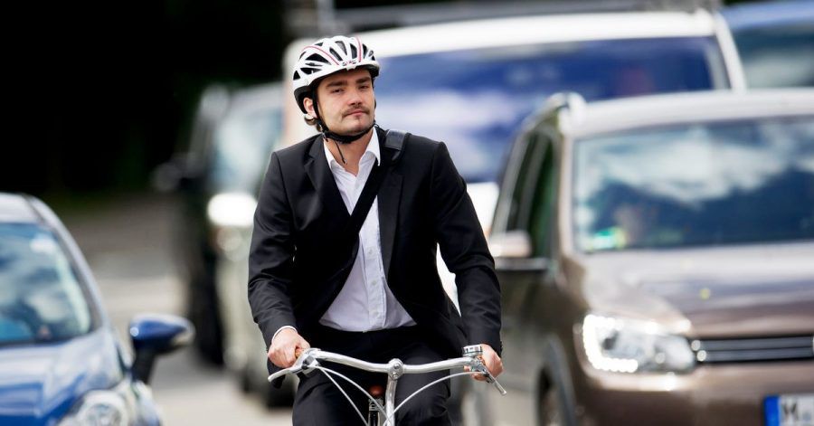 Doppelt sicher: Mancher sattelt in der Pandemie zum Pendeln aufs Fahrrad um - und schützt zusätzlich auch seinen Kopf.