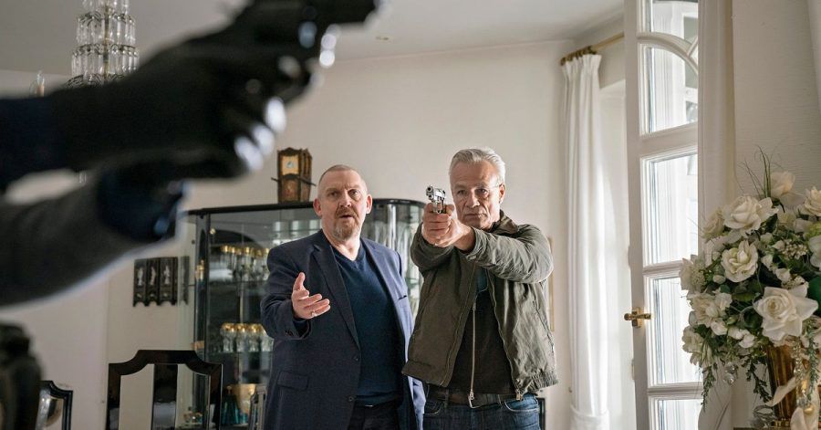 Max Ballauf (Klaus J. Behrendt, r) und Freddy Schenk (Dietmar Bär) versuchen in der «Tatort»-Folge «Der Tod der anderen» einen Mord zu verhindern.