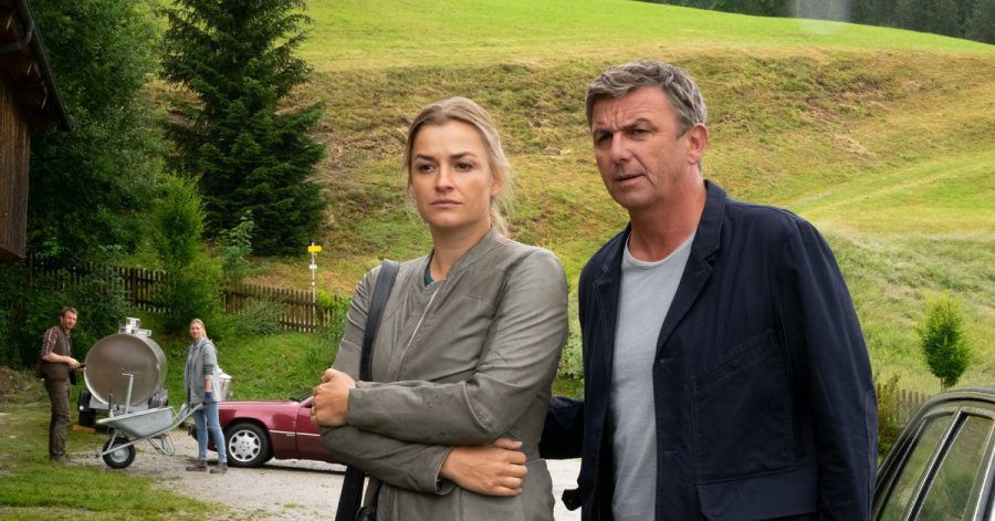 Niedergeschlagen kommen Martin (Hans Sigl) und Anne (Ines Lutz) aus dem Krankenhaus zurück.