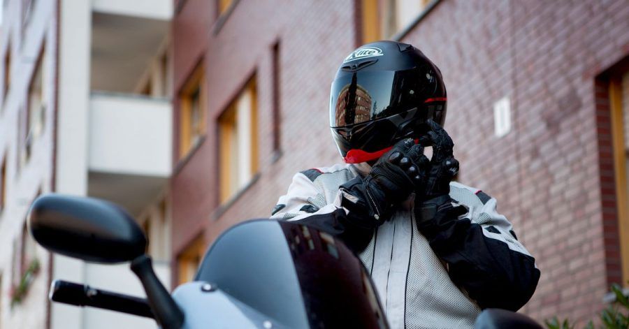 Ab und zu Hand anlegen: Zur Pflege der Motorradkleidung und des Zubehörs gehört auch ein Blick auf die Reißverschlüsse.