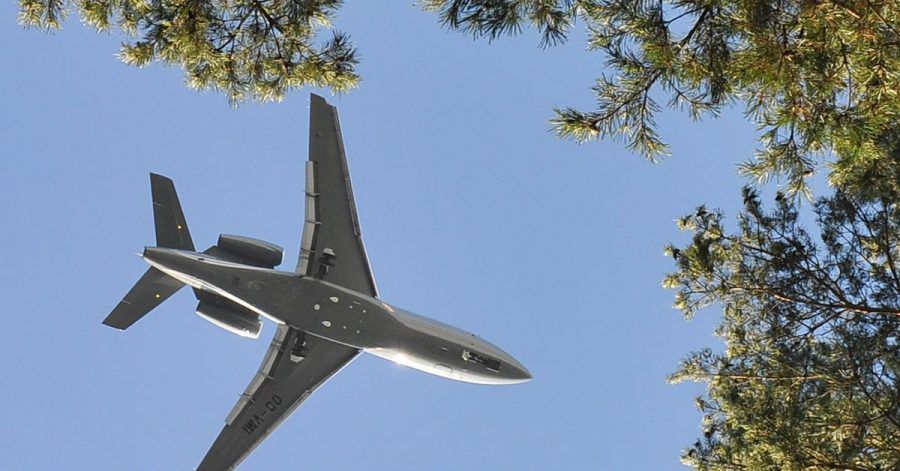 Ein Flugzeug im Landeanflug auf den Flughafen Schönefeld nahe Berlin.