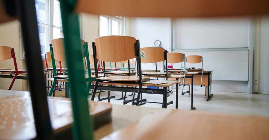 Leere Klassenzimmer - und in einer Berliner Schule jetzt auch leere Schränke: Unbekannte entwendeten dort mehr als 200 Tablets. (Symbolbild)